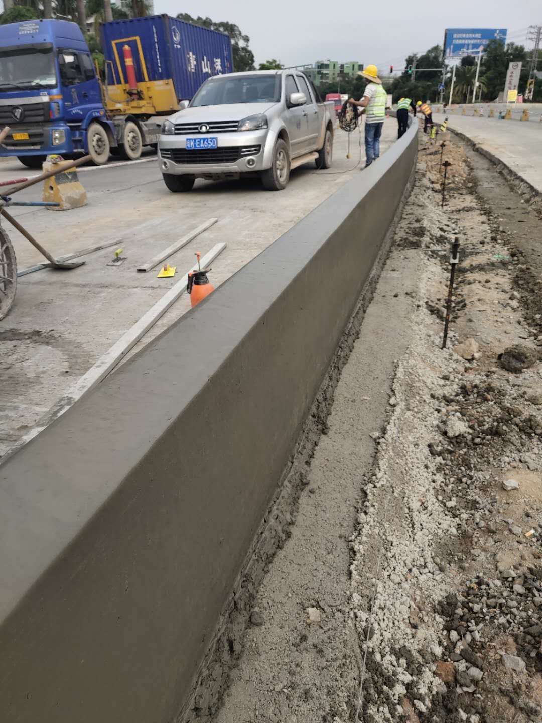 NC1300路緣石滑模機-東莞路緣石滑模攤鋪