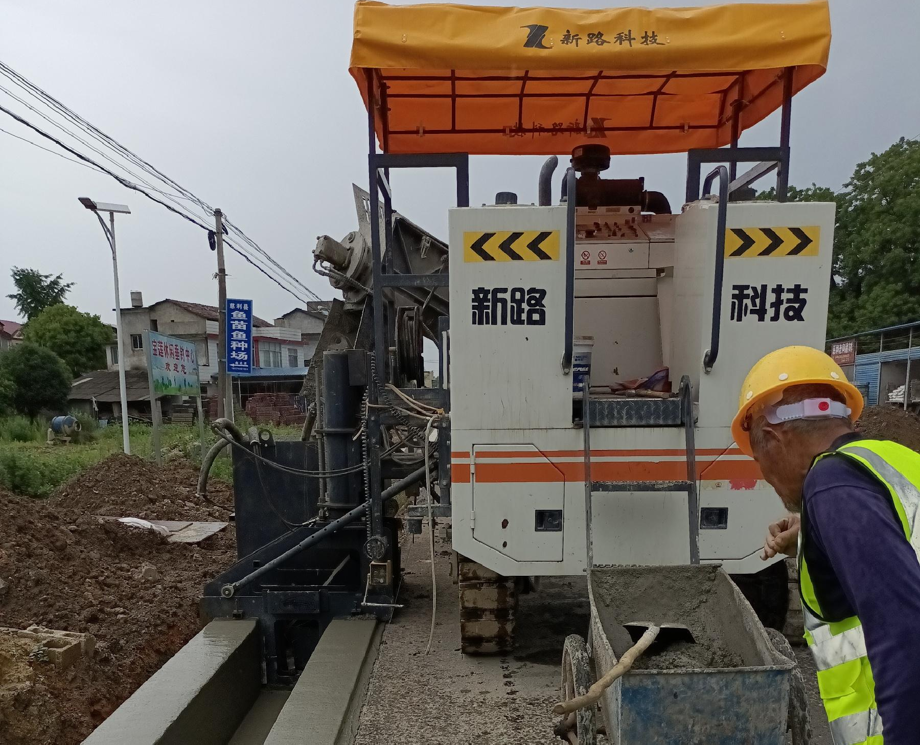 G353慈利至張家界城區(qū)公路排水溝滑模一次性成型，滑模施工效率高